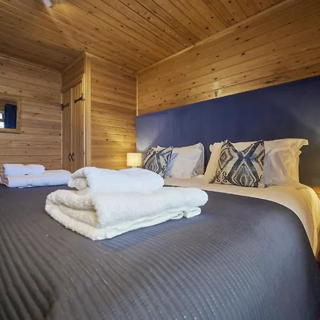 Chiffchaff With Hot Tub Feriehus