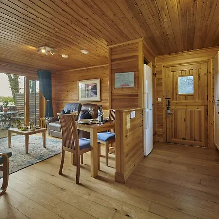 Chiffchaff With Hot Tub Feriehus