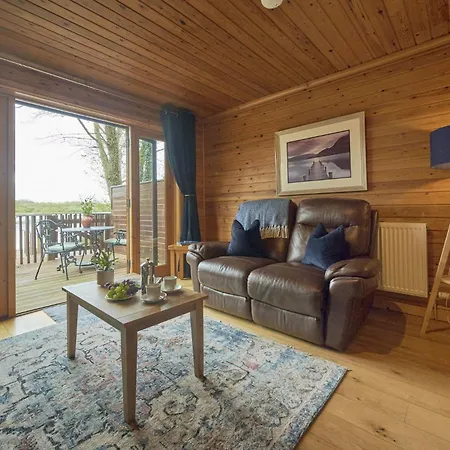 Chiffchaff With Hot Tub *