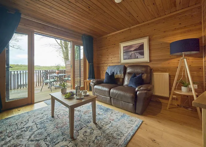 Chiffchaff With Hot Tub *