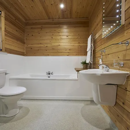 Holiday home Chiffchaff With Hot Tub *