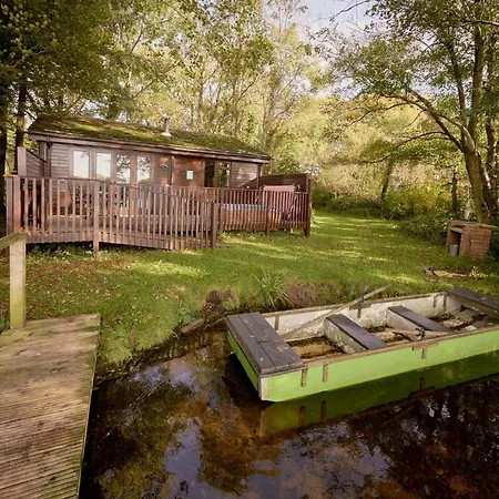 Chiffchaff With Hot Tub Holiday home